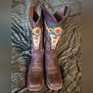 Ladies size 8 sunflower boots